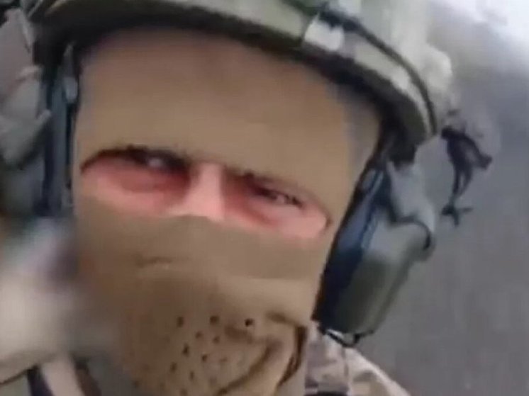 Украинские солдаты начинают погибать уже на третий-четвертый день после мобилизации, как сообщил один из бойцов ВСУ в видео, снятом из окопа, где были видны тела его павших товарищей