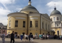 У Покровского монастыря, где сегодня простятся с Анастасией Заворотнюк, уже выстроилась очередь