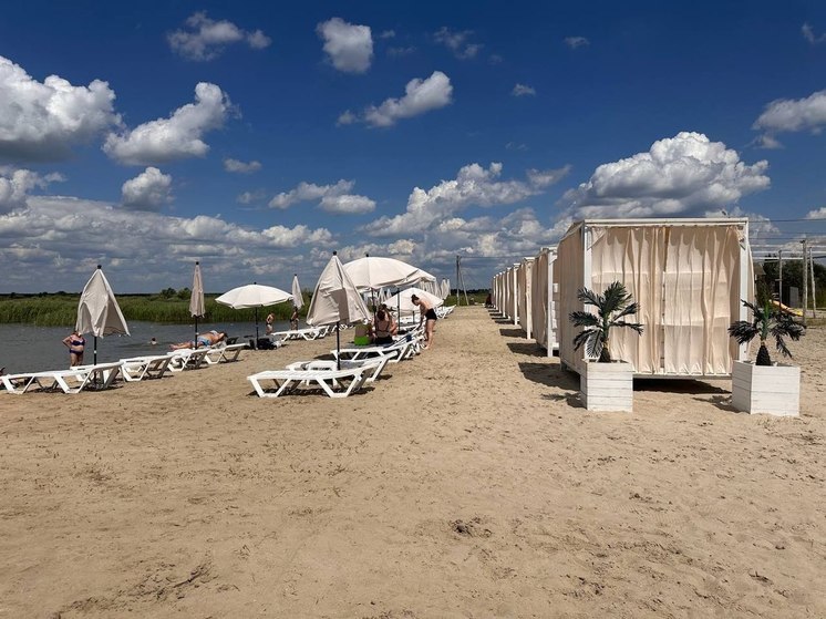 В Курском районе индивидуальный предприниматель обустроил пляж под названием «Лазурный», который находится на территории деревни Щетинка, проинформировали в пресс-службе региональной администрации