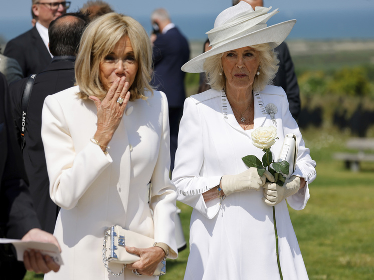 Супруга британского монарха королева Камилла отказалась пожать руку супруге президента Франции Брижит Макрон на церемонии по случаю 80-летия высадки союзников в Нормандии