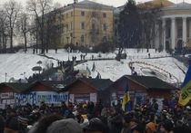 На Майдане поют песни УПА и пугают народ восстановлением Советского Союза