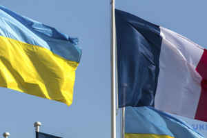 Україна звернулася до Франції через появу триколорів РФ на меріях деяких міст