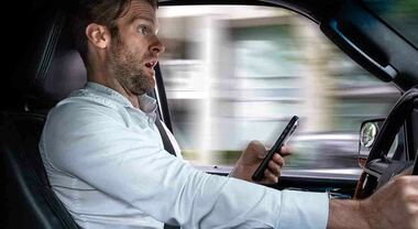Cellulare al volante, stangata in GB: +90% condanne in un anno. ​Modifiche legge e campagne con telecamere polizia