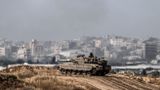 En israelisk stridsvagn manövrerar i Jabalia i norra Gaza 13 maj. 