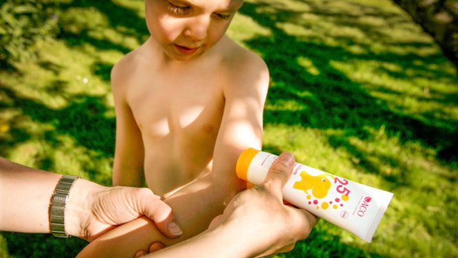 Solskyddskläder slår solkräm för barn. Kläderna kan ha solskyddsfaktor 50.